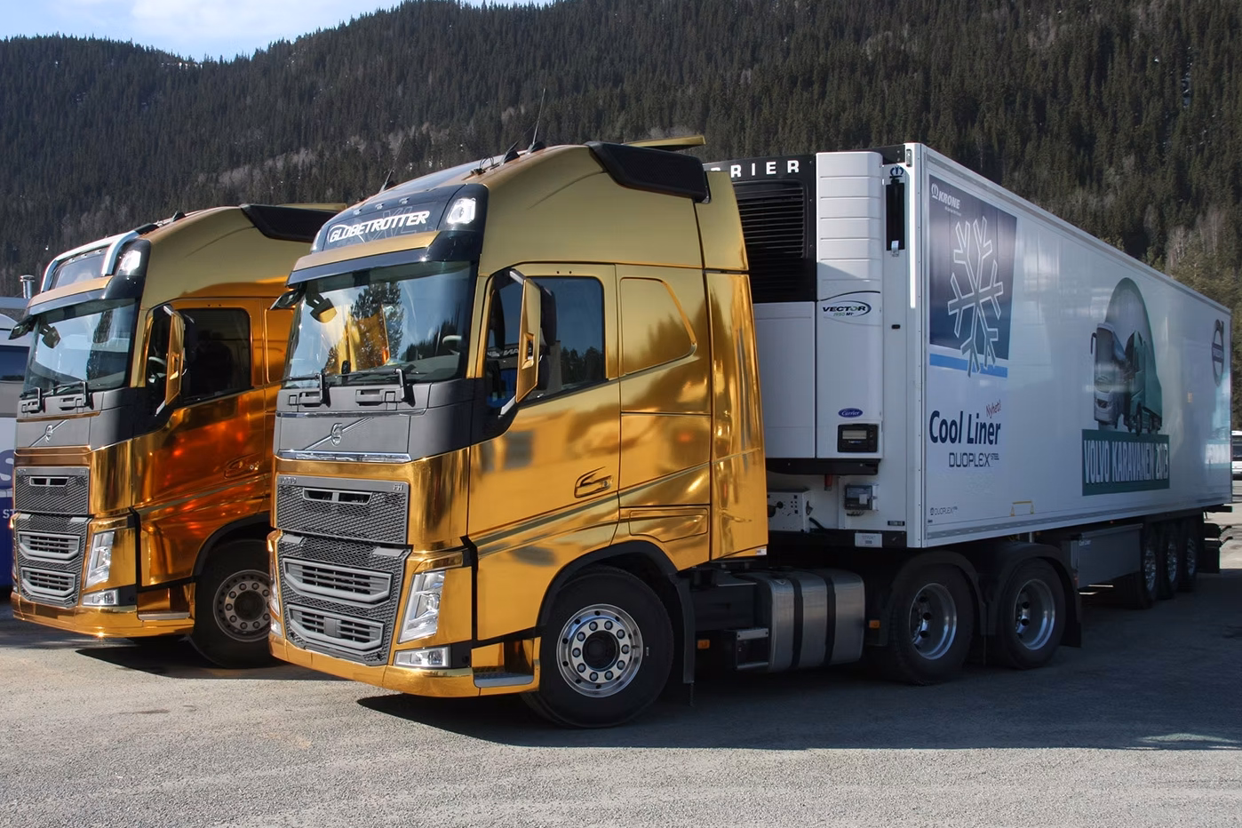 Gullfoliert Volvo FH levert av Relieff